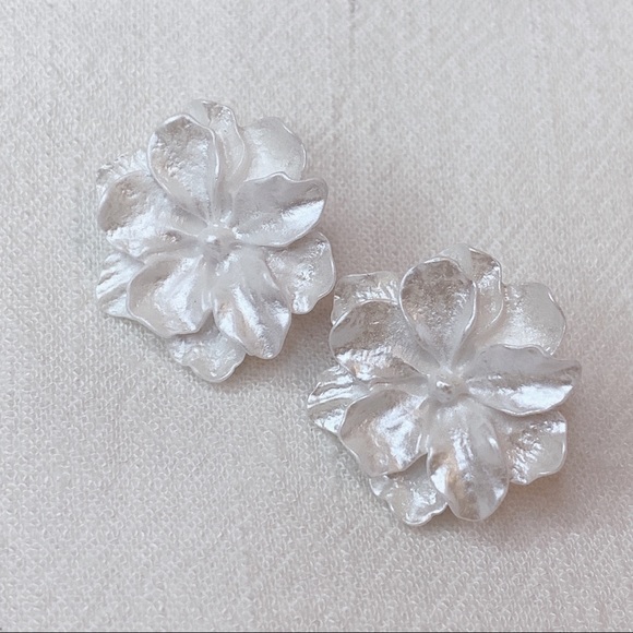 ❣️$25/3❣️ Big Light Weight White Flower Stud Earrings - Picture 4 of 9